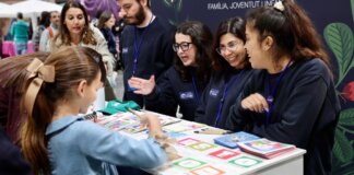Grupo de personas interactuando en un stand en Expojove 2025