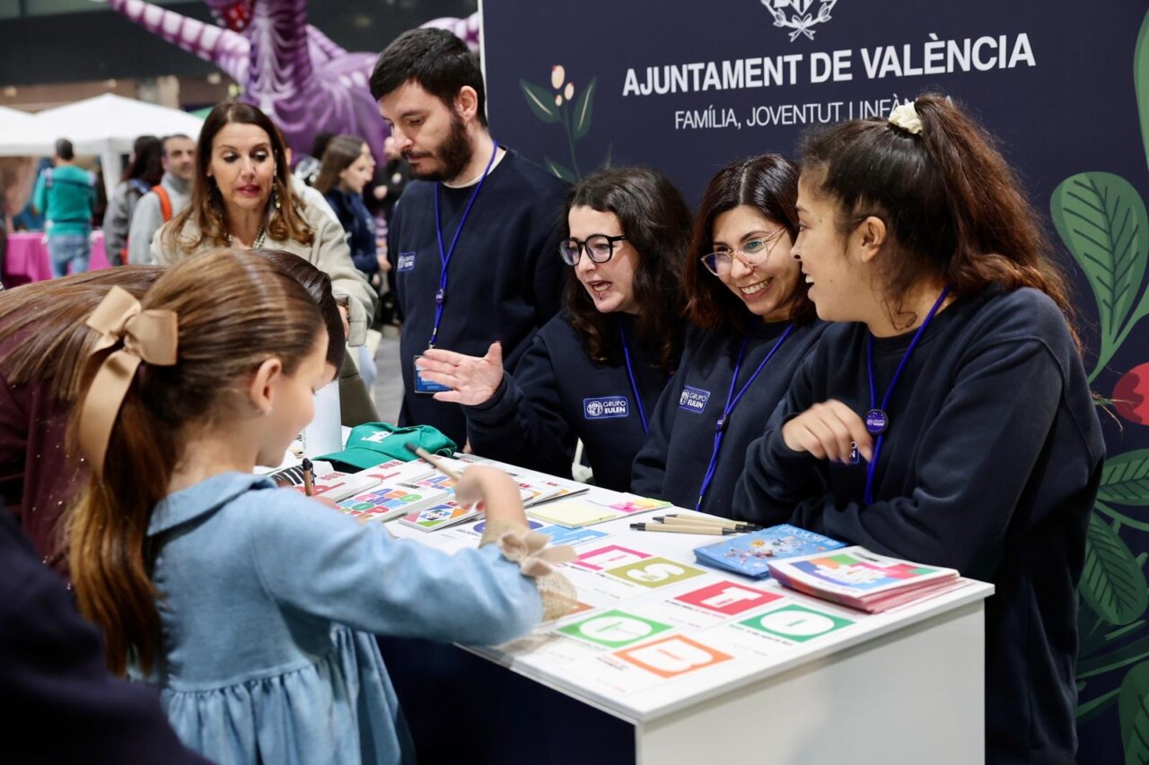 Grupo de personas interactuando en un stand en Expojove 2025