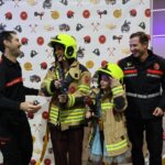 Personas disfrazadas de bomberos en Expojove 2025