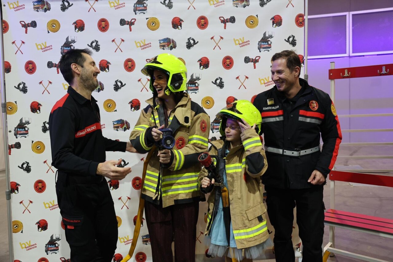 Personas disfrazadas de bomberos en Expojove 2025