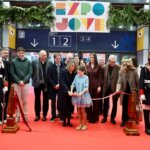 Ceremonia de inauguración de Expojove 2025 con asistentes y decoraciones festivas