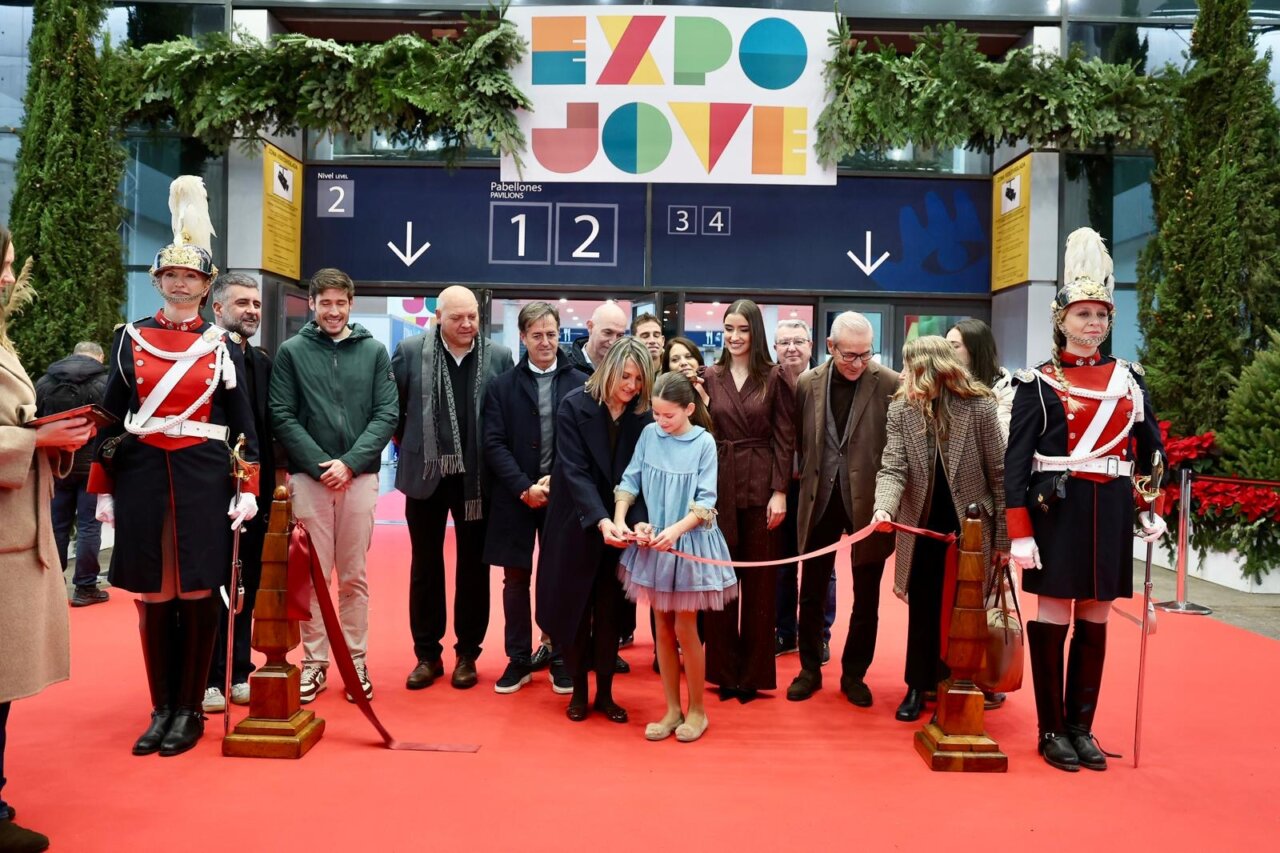 Ceremonia de inauguración de Expojove 2025 con asistentes y decoraciones festivas