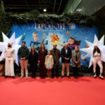 Grupo de personas en la inauguración de Expojove 2025 con decoración navideña