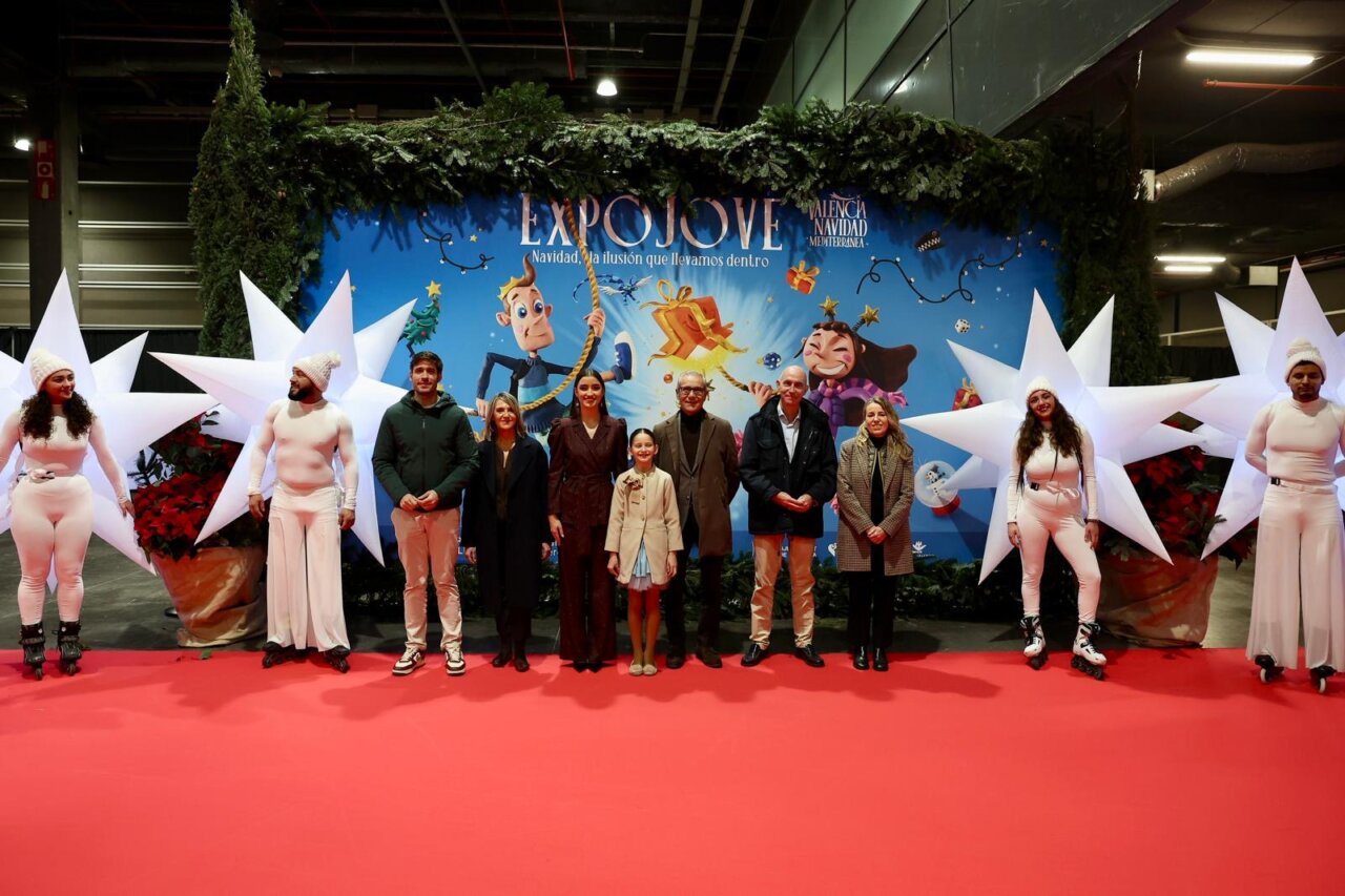 Grupo de personas en la inauguración de Expojove 2025 con decoración navideña