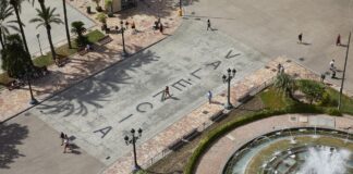 Vista aérea del cartell toponímic en Valencia con personas caminando