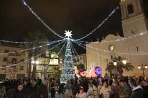 Árbol de Navidad iluminado en Paiporta con gente disfrutando