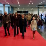 Personas caminando por una alfombra roja en la inauguración de Expojove 2025