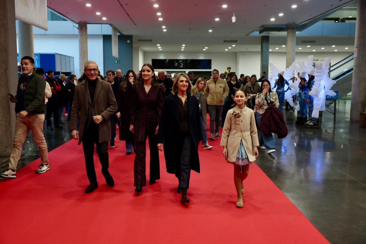 Personas caminando por una alfombra roja en la inauguración de Expojove 2025