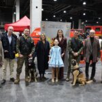 Grupo de personas y perros en la inauguración de Expojove 2025