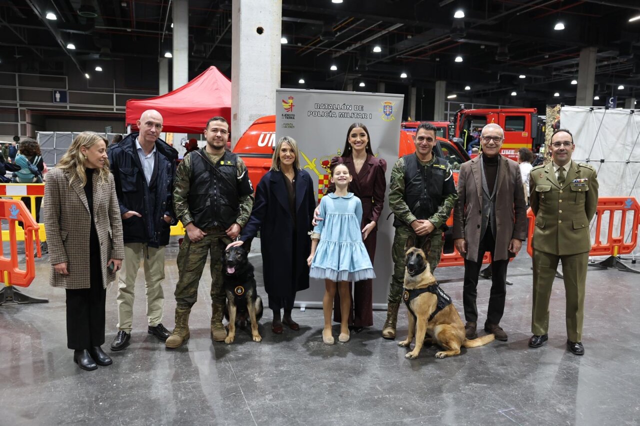 Grupo de personas y perros en la inauguración de Expojove 2025