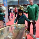 Niños disfrutando en la inauguración de Expojove 2025