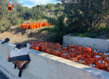 Caen unas 210 bombonas de butano al reventar una rueda del camión que las transportaba en la A7 en Godella Bombonas de butano caídas tras un accidente en la A7 en Godella