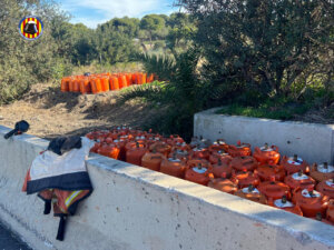 Bombonas de butano caídas tras un accidente en la A7 en Godella