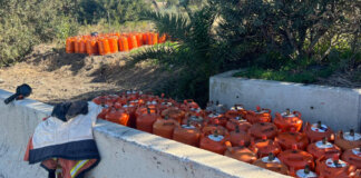 Caen unas 210 bombonas de butano al reventar una rueda del camión que las transportaba en la A7 en Godella Bombonas de butano caídas tras un accidente en la A7 en Godella