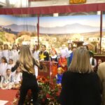 Niños en un escenario durante una actuación navideña