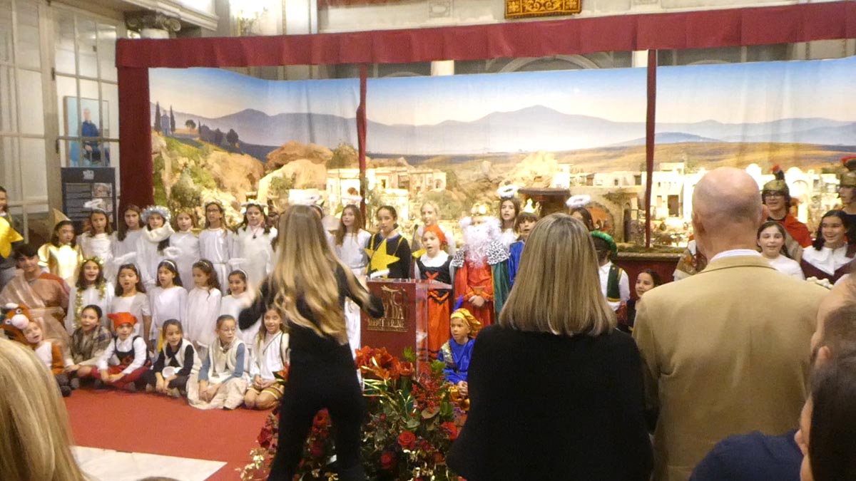 Niños en un escenario durante una actuación navideña