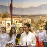 Niños en una actuación navideña con vestimentas tradicionales.