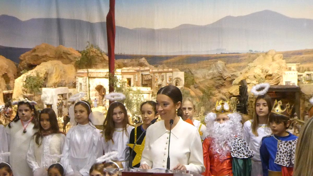 Niños en una actuación navideña con vestimentas tradicionales.