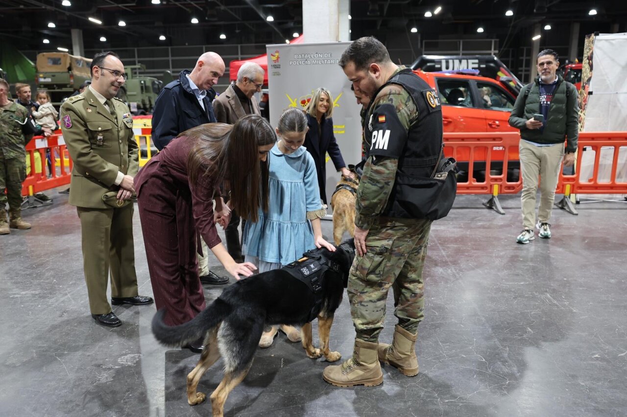 Personas interactuando con perros en la inauguración de Expojove 2025