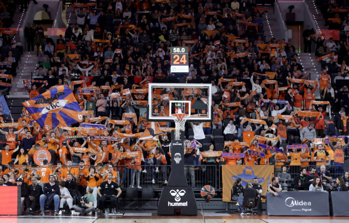 Afición del Valencia Basket animando en un partido de EuroLeague