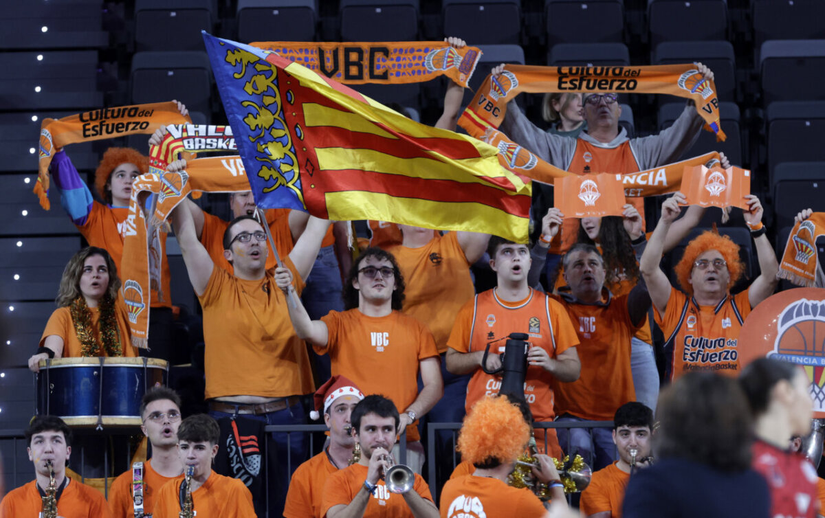 Aficionados de Valencia Basket animando con banderas y pancartas en un partido