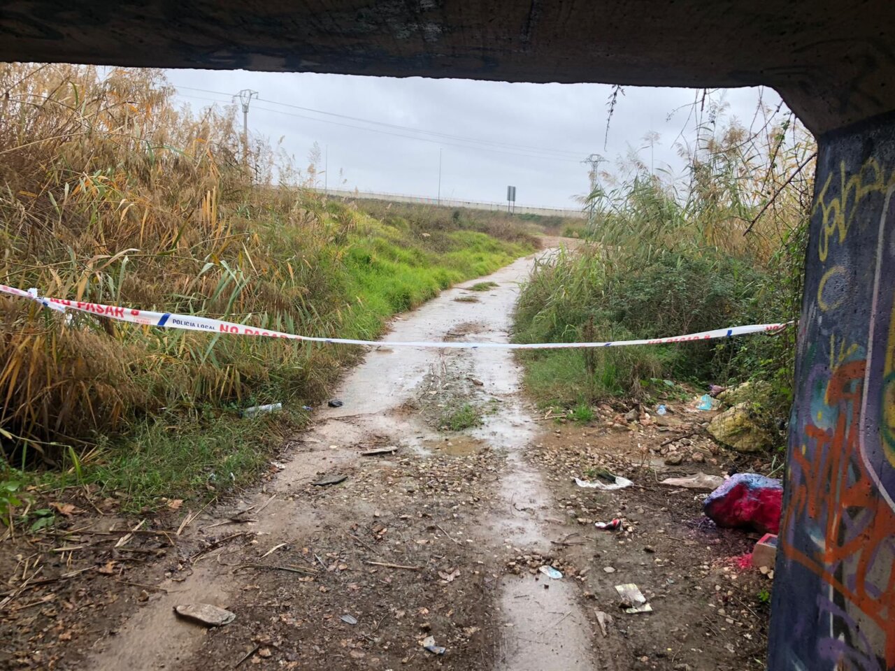 Camino bloqueado por cinta de seguridad en Alaquàs tras lluvias
