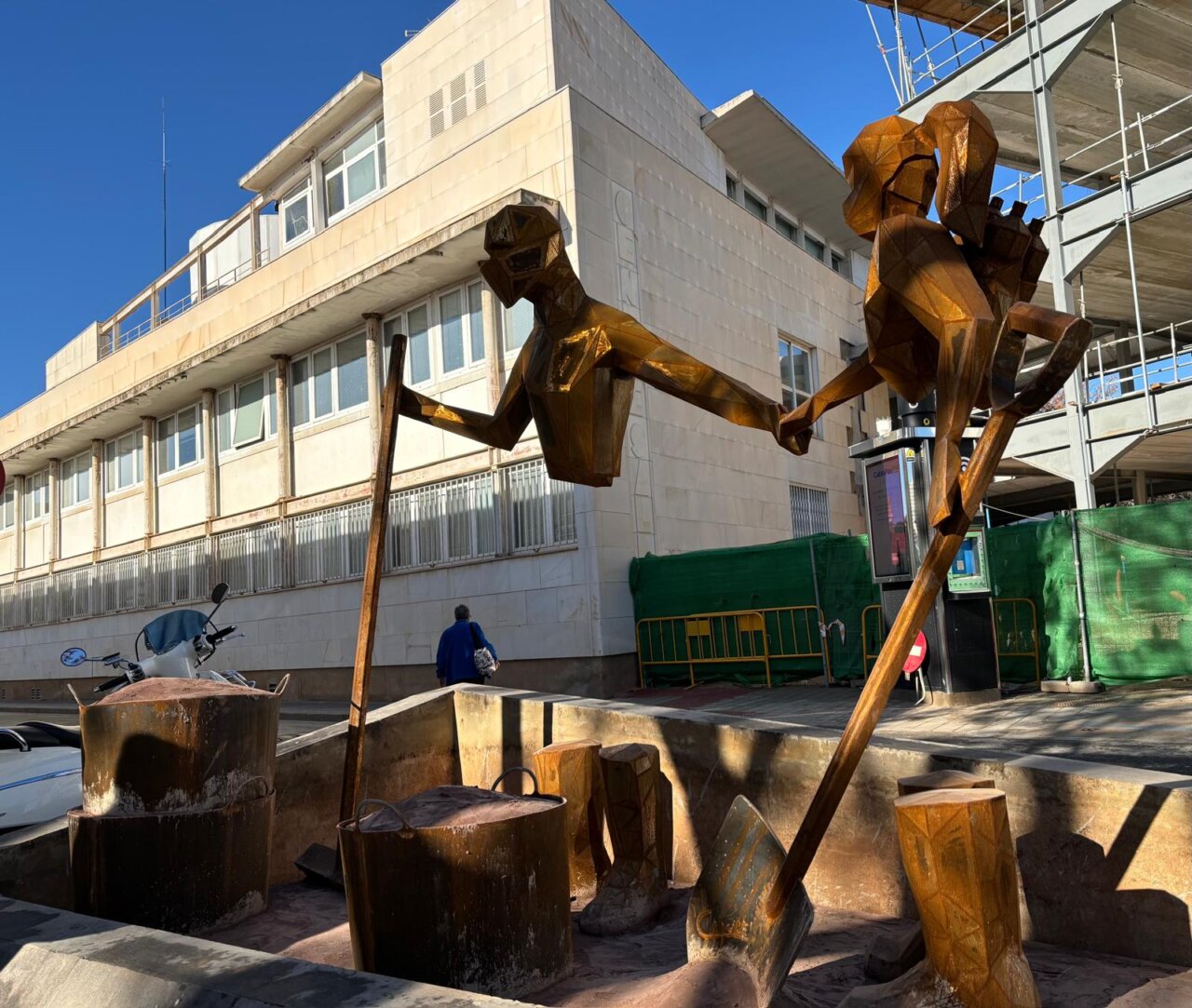 Escultura en Alaquàs que rinde homenaje a voluntarios tras la dana
