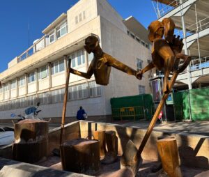 Escultura en Alaquàs homenajeando al voluntariado tras la DANA