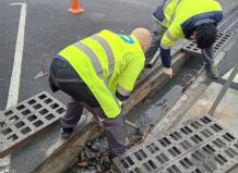 Alaquàs intensifica revisiones de imbornales, arbolado y servicios urbanos por el riesgo de lluvias intensas Trabajadores limpiando imbornales en Alaquàs ante lluvias intensas