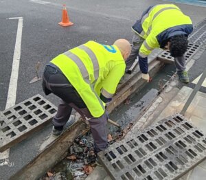 Trabajadores limpiando imbornales en Alaquàs ante lluvias intensas