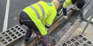 Trabajadores limpiando imbornales en Alaquàs ante lluvias intensas