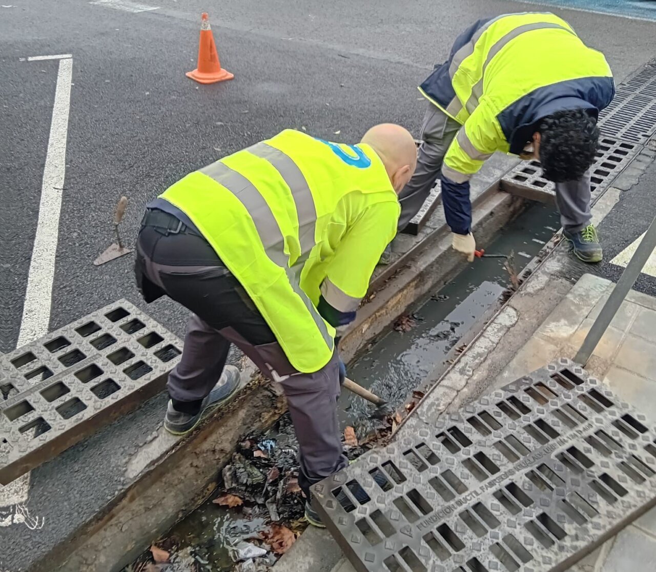 Trabajadores limpiando imbornales en Alaquàs ante lluvias intensas
