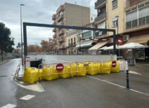 Aldaia recomienda mover los vehículos lejos del barranco de la Saleta por la alerta roja de lluvias Barreras de protección en Aldaia ante lluvias torrenciales.