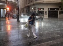 Valencia amplía la suspensión de actos y cierre de instalaciones por la alerta roja de este domingo Alerta roja por lluvias en Valencia