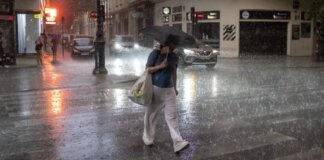 Valencia amplía la suspensión de actos y cierre de instalaciones por la alerta roja de este domingo Alerta roja por lluvias en Valencia