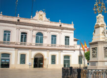 Vista del ayuntamiento de Alfafar con su arquitectura distintiva