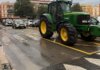 Alfafar abrirá los centros educativos el lunes 15 de diciembre al desactivarse la alerta roja a las 06:00 horas Tractor en una calle de Alfafar tras las lluvias recientes