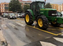 Alfafar abrirá los centros educativos el lunes 15 de diciembre al desactivarse la alerta roja a las 06:00 horas Tractor en una calle de Alfafar tras las lluvias recientes