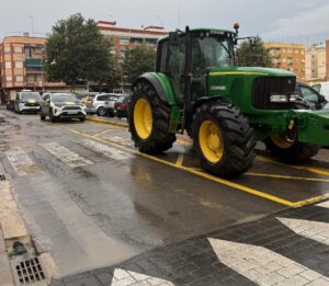 Tractor en una calle de Alfafar tras las lluvias recientes