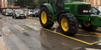Tractor en una calle de Alfafar tras las lluvias recientes