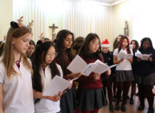 Alumnos del British School of Valencia cantando en la Residencia Fortuny