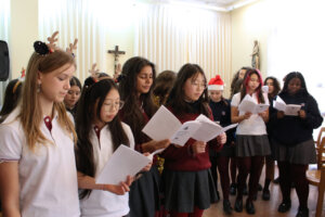 Alumnos del British School of Valencia cantando en la Residencia Fortuny