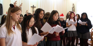 Alumnos del British School of Valencia cantando en la Residencia Fortuny