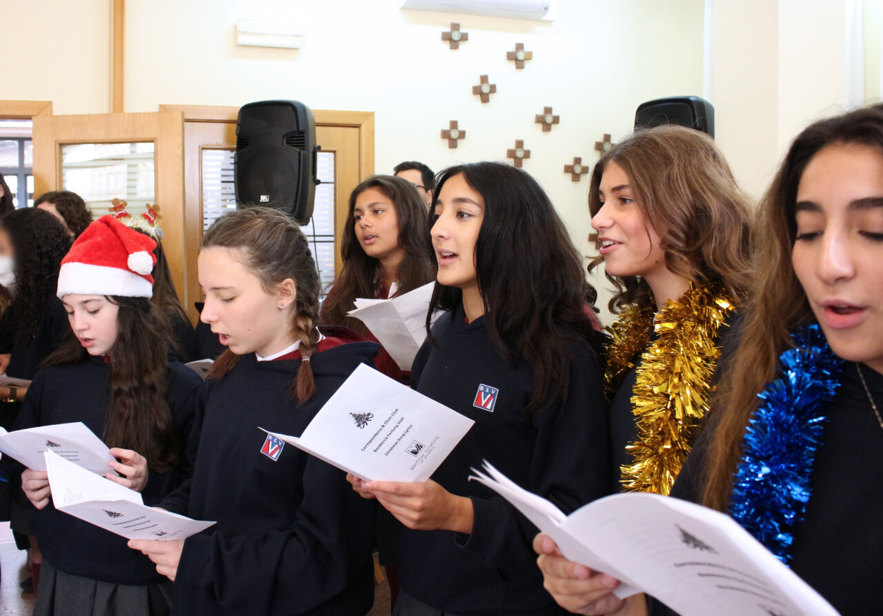 Alumnos de British School of Valencia llevan la música y el espíritu navideño a la Residencia Fortuny Alumnos de British School of Valencia llevan la música y el espíritu navideño a la Residencia Fortuny