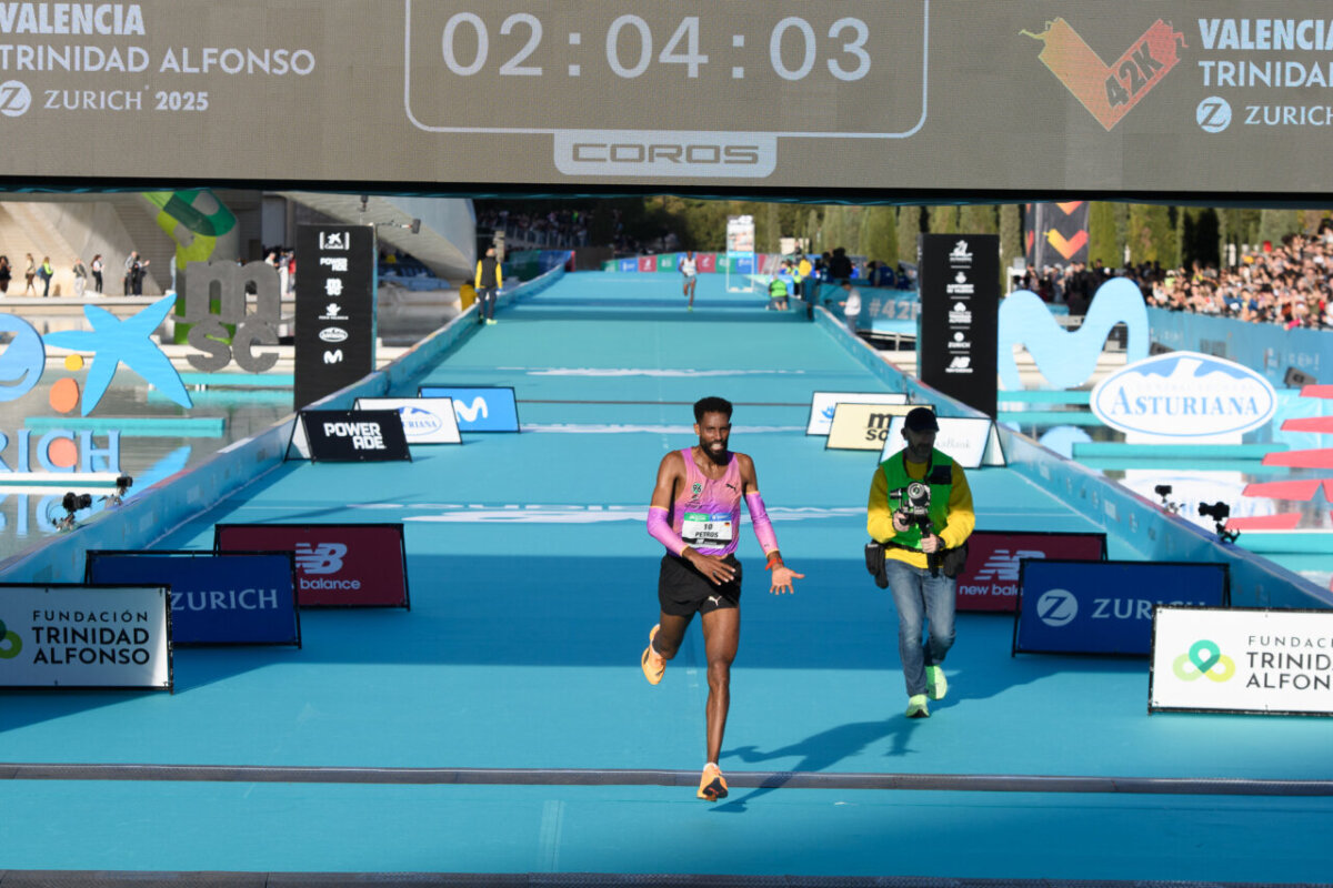 Amanal Petros cruzando la meta en el Maratón Valencia 2025.