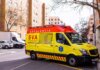 Ambulancia SVA en la calle durante un accidente laboral en València
