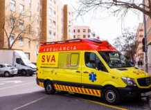 Ambulancia SVA en la calle durante un accidente laboral en València