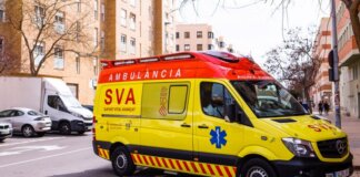 Ambulancia SVA en la calle durante un accidente laboral en València