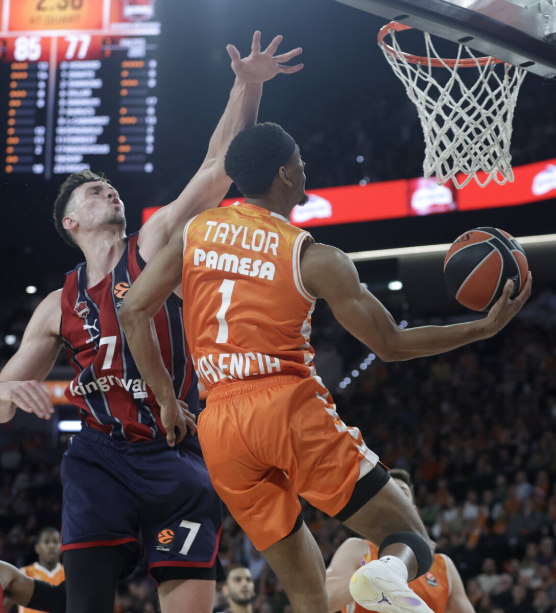 Jugador de Valencia Basket realizando un tiro en un partido contra Baskonia