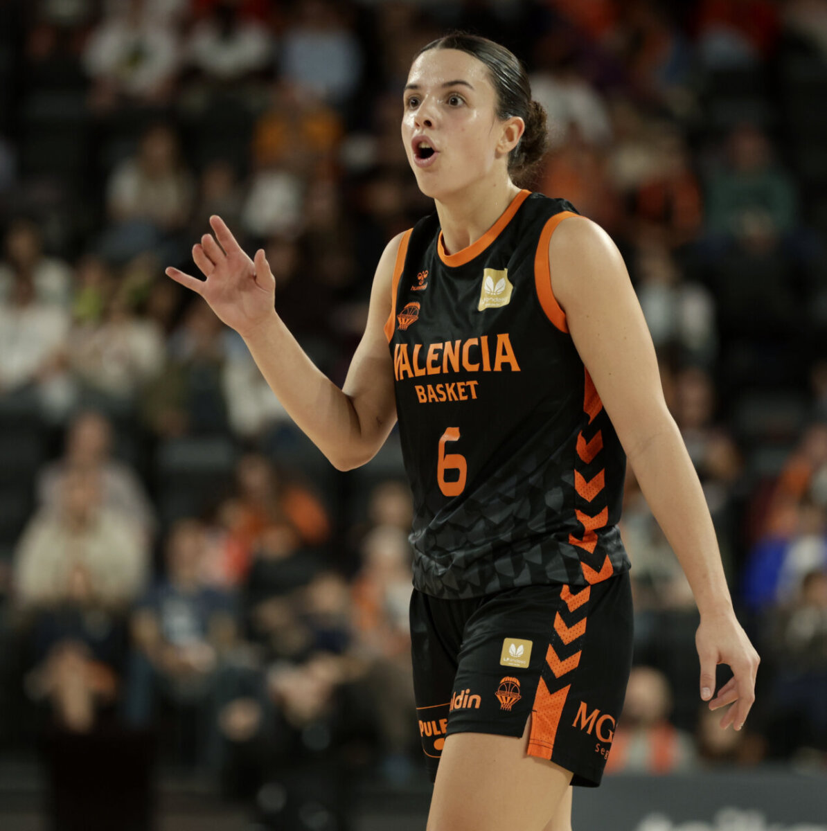 Jugadora de Valencia Basket celebrando una victoria en el Roig Arena.